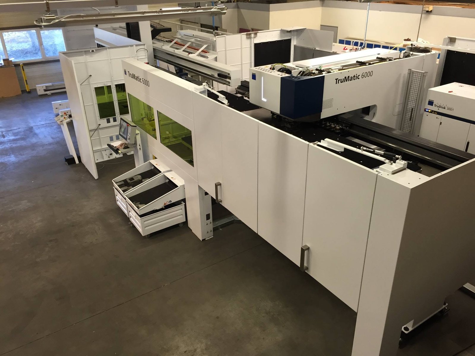 Vue d'ensemble des équipements Trumpf dans l'atelier de production Plimetal