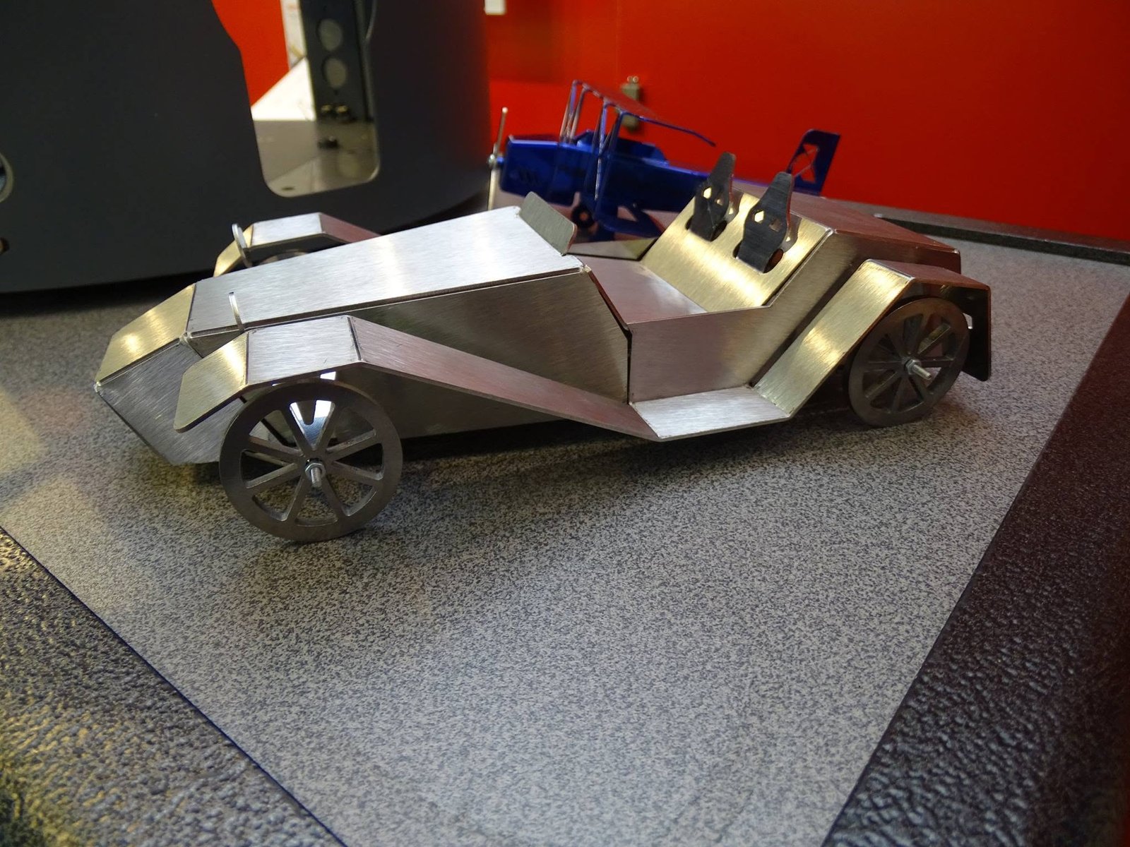 Maquette de véhicule en tôle pliée et assemblée, démonstration de précision Plimetal