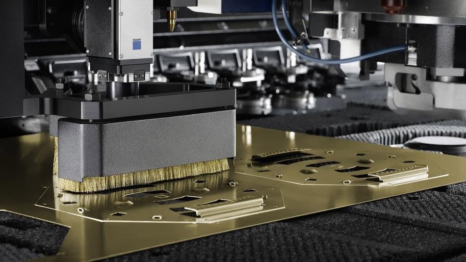Tête de découpe laser Trumpf usinant une tôle de laiton avec précision