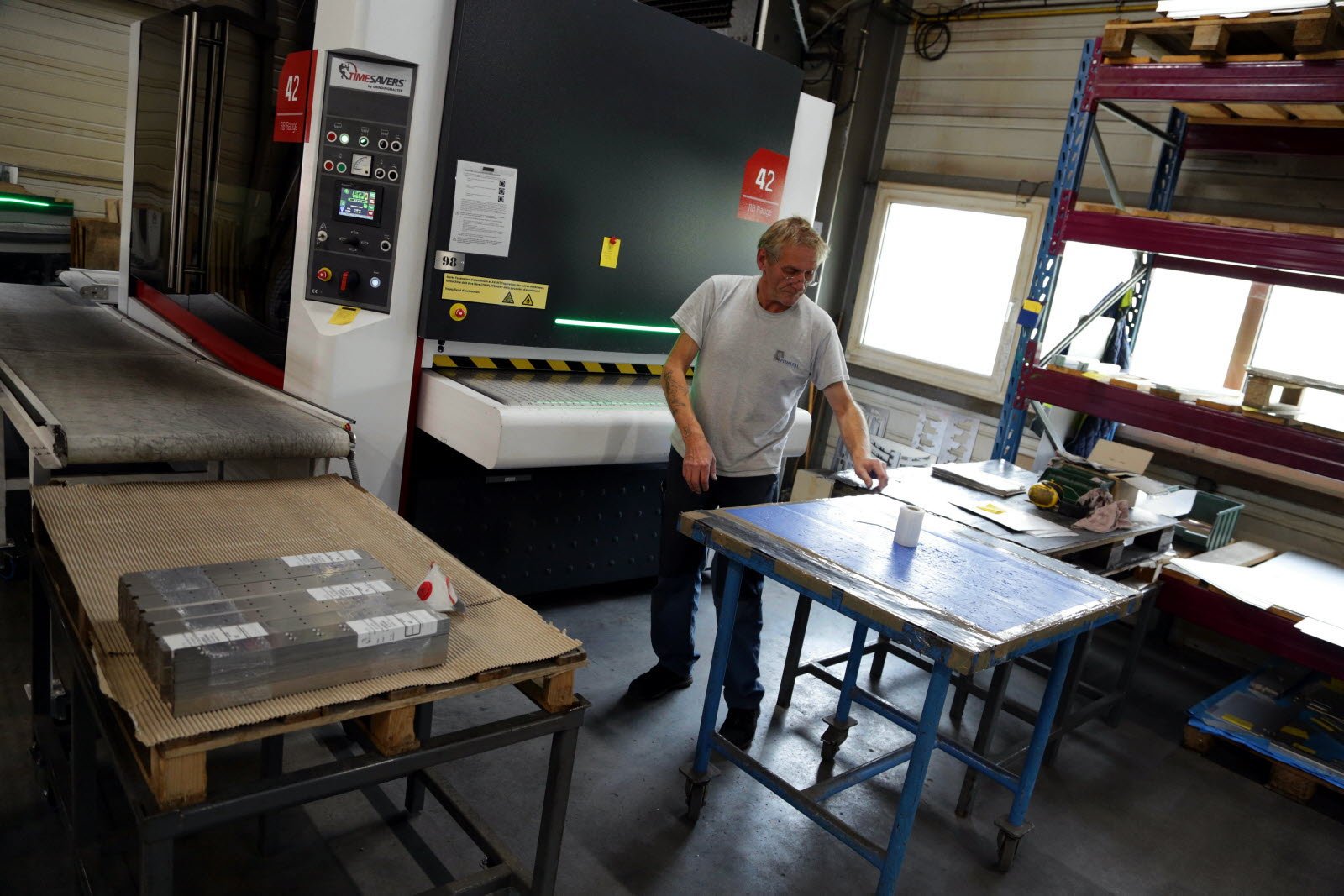 Machine de ponçage et finition de surface en atelier de tôlerie