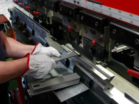 Pliage de tôle sur presse plieuse par un opérateur Plimetal