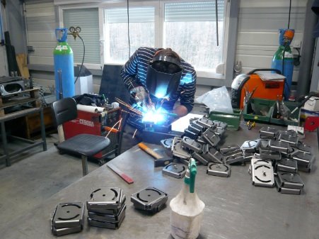 Soudeur Plimetal assemblant des pièces métalliques, étincelles de soudure