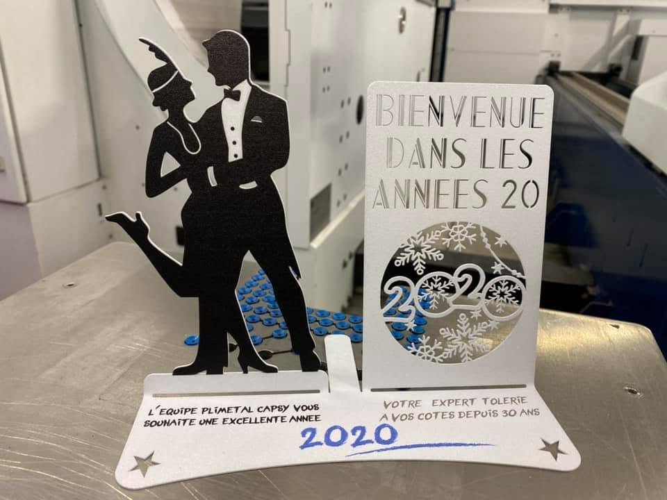 Plaque métallique gravée et découpée au laser avec finitions précises